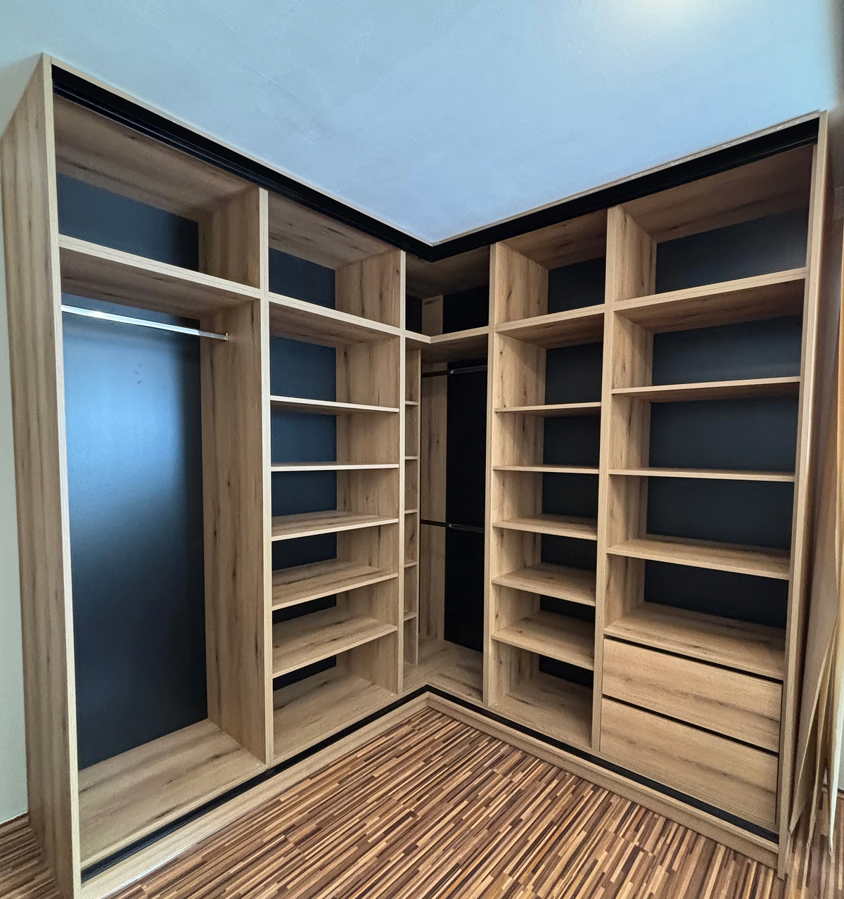 rohová šatní skříň