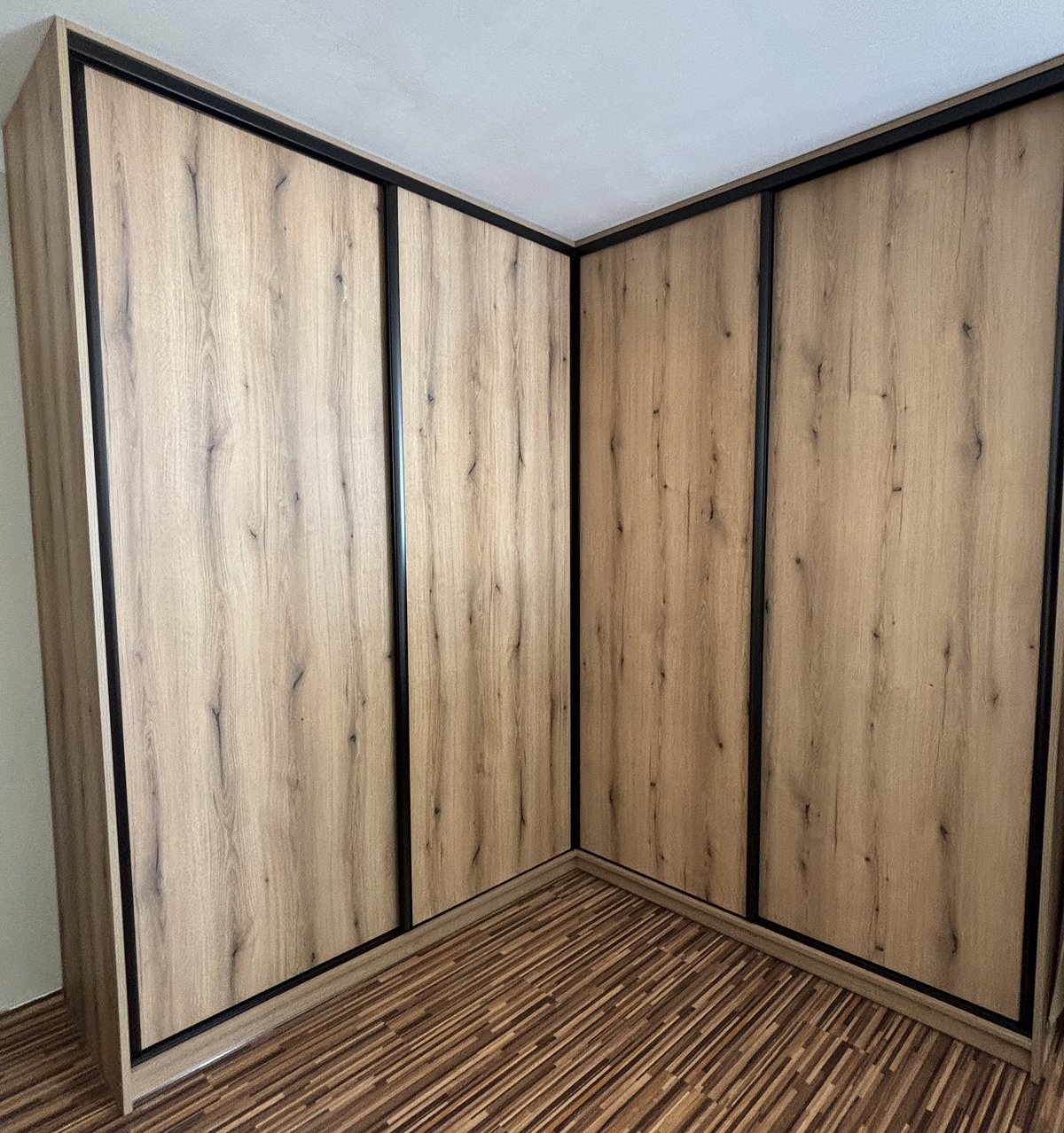 rohová šatní skříň