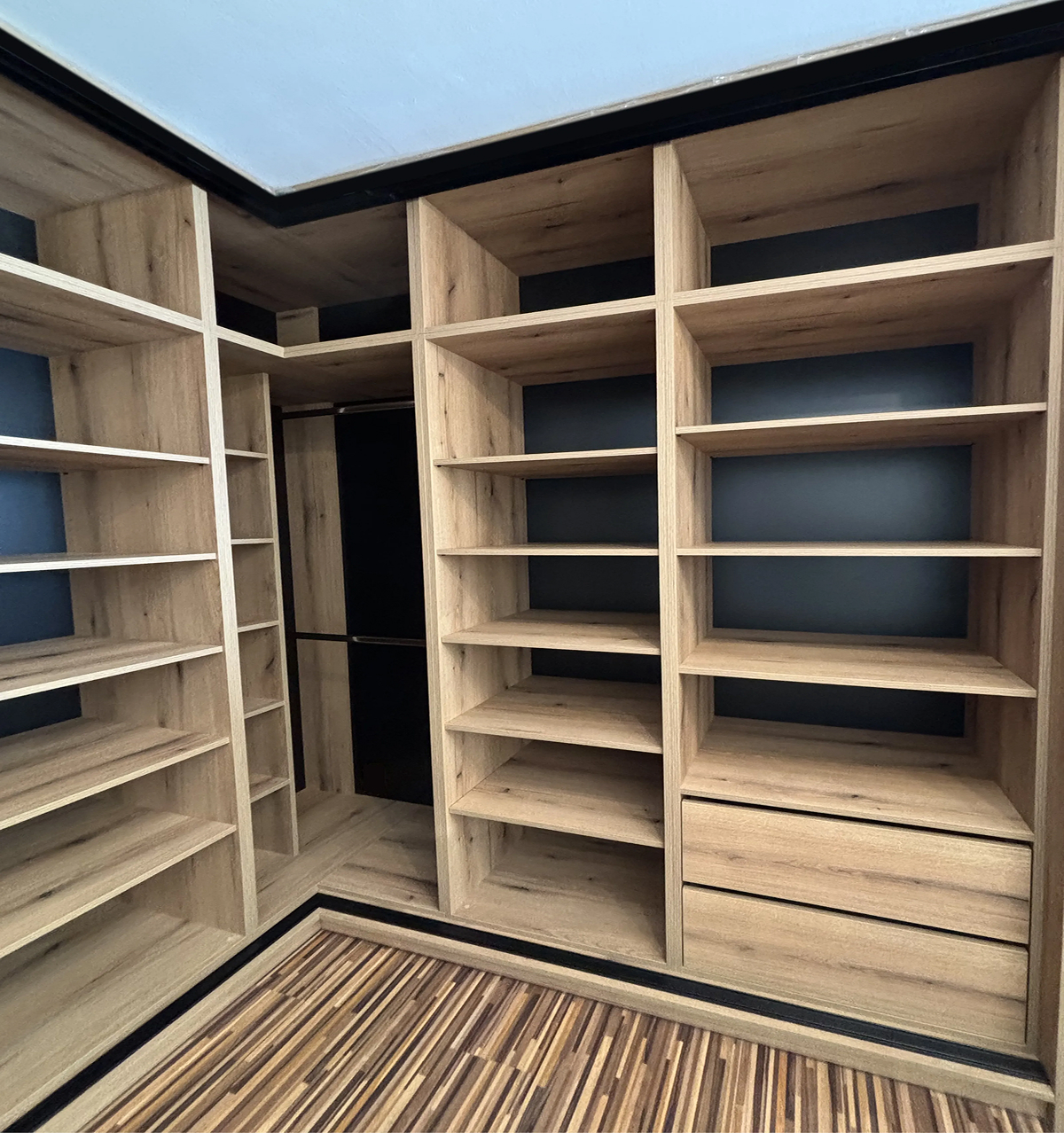 rohová šatní skříň