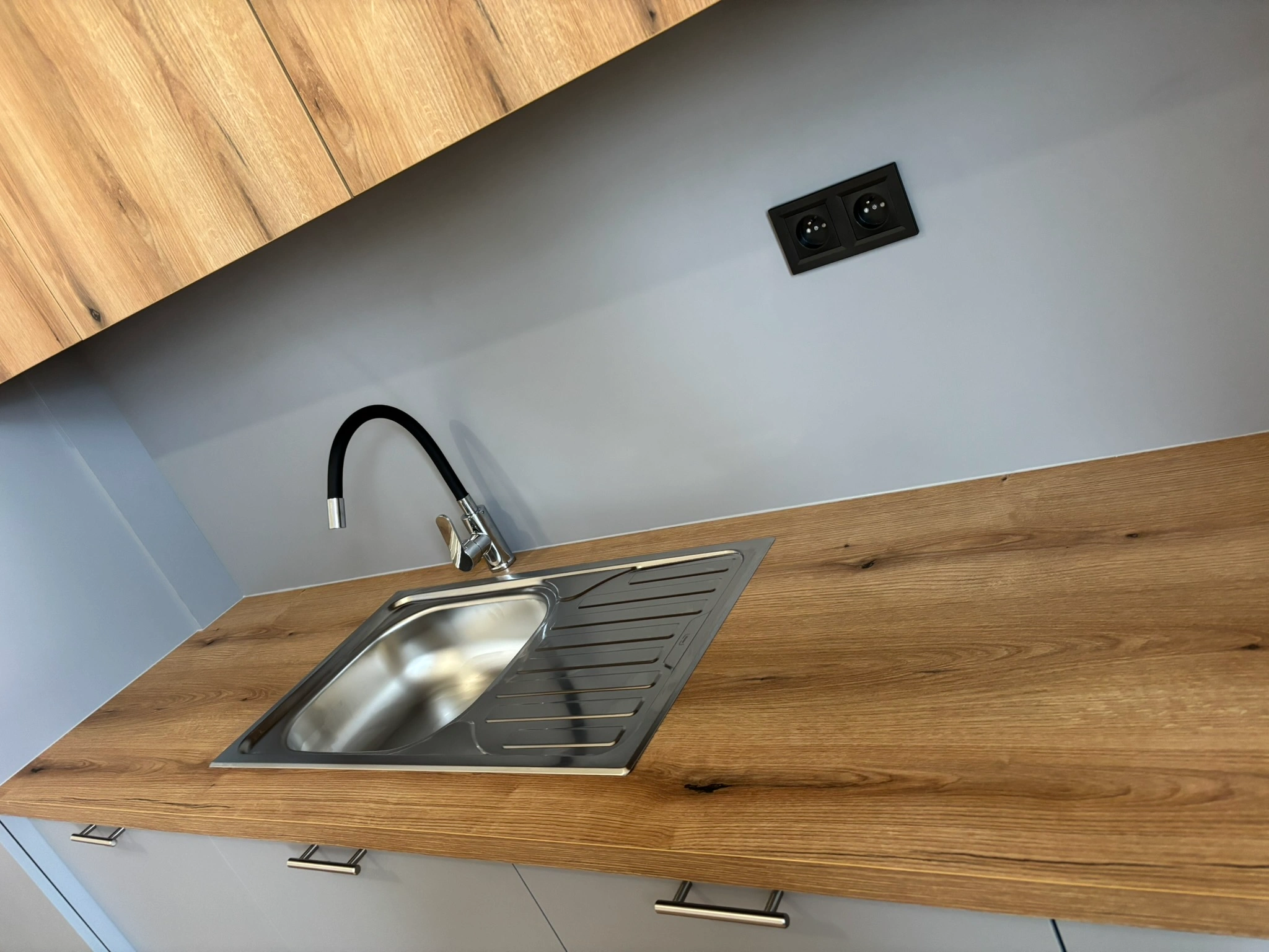 kuchyň šedá se dřevěným vzorem