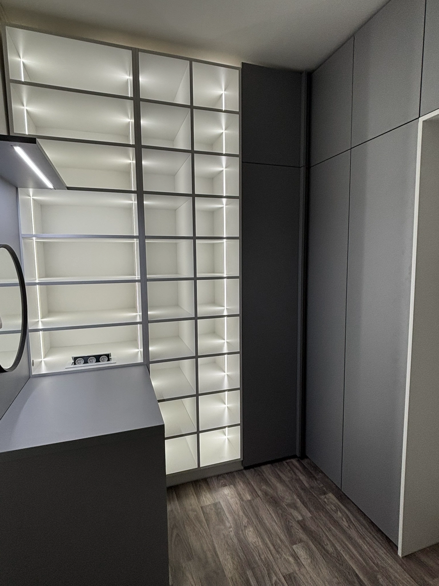 police s LED osvětlením