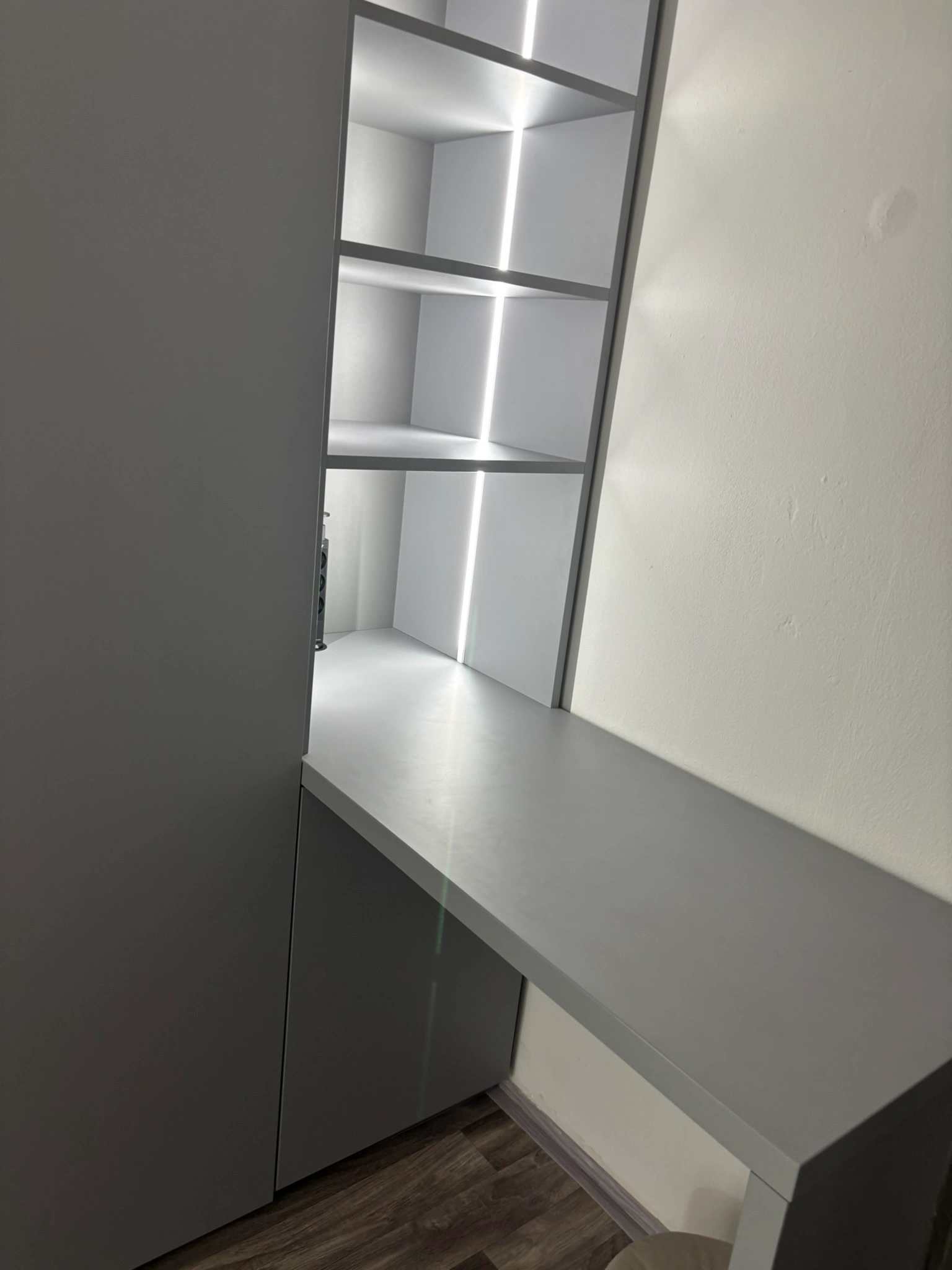 moderní vestavěný stůl s LED