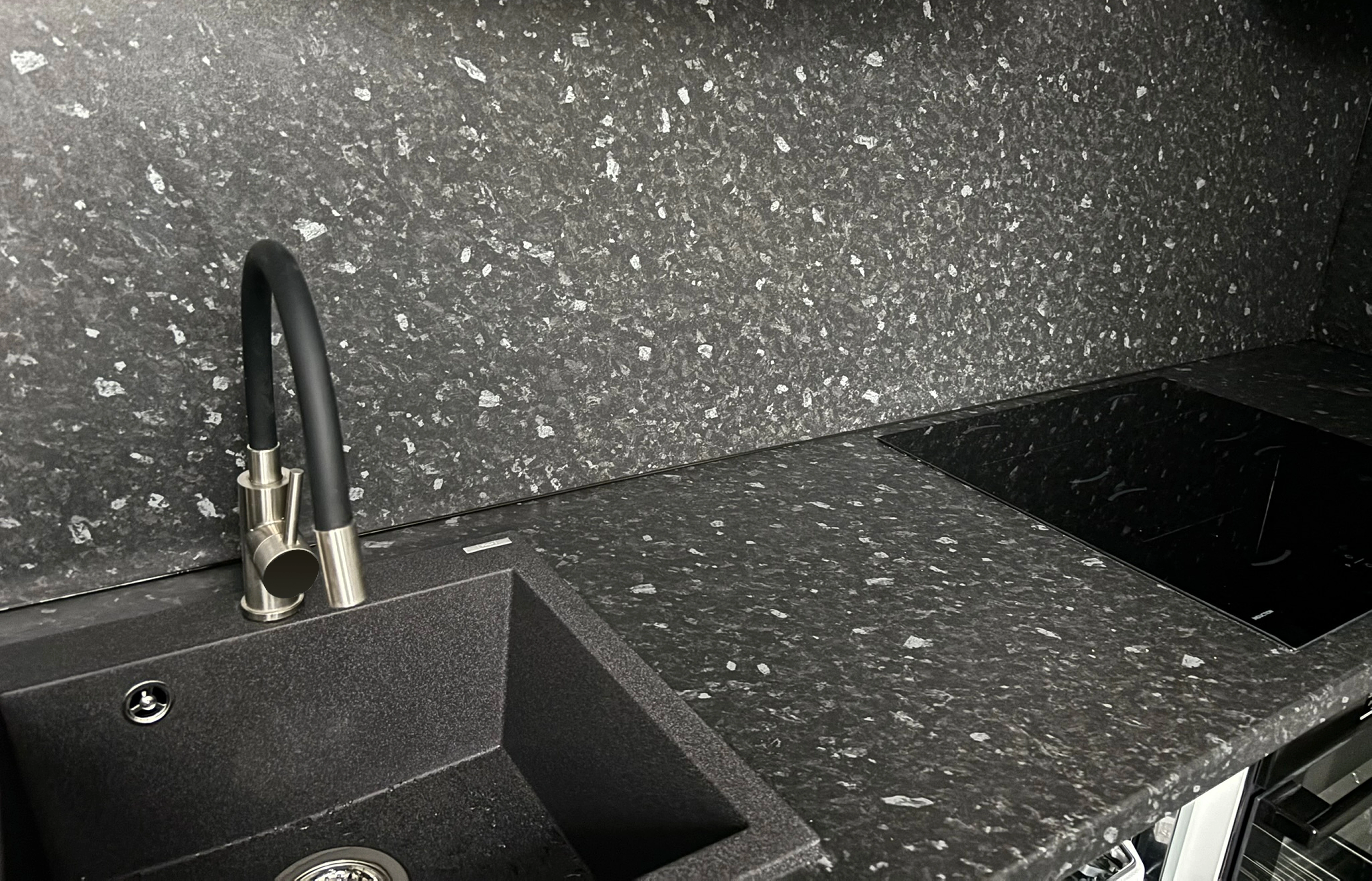 kuchyň černá zástěna