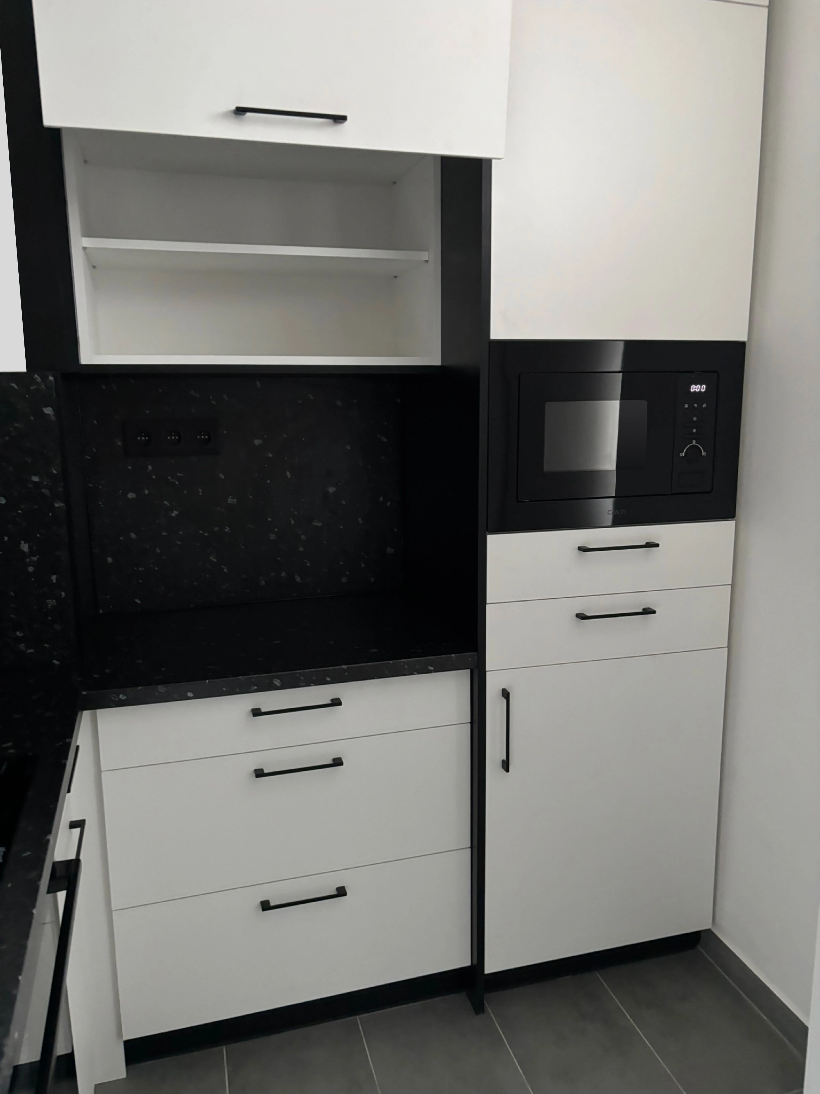 kuchyň černobílá