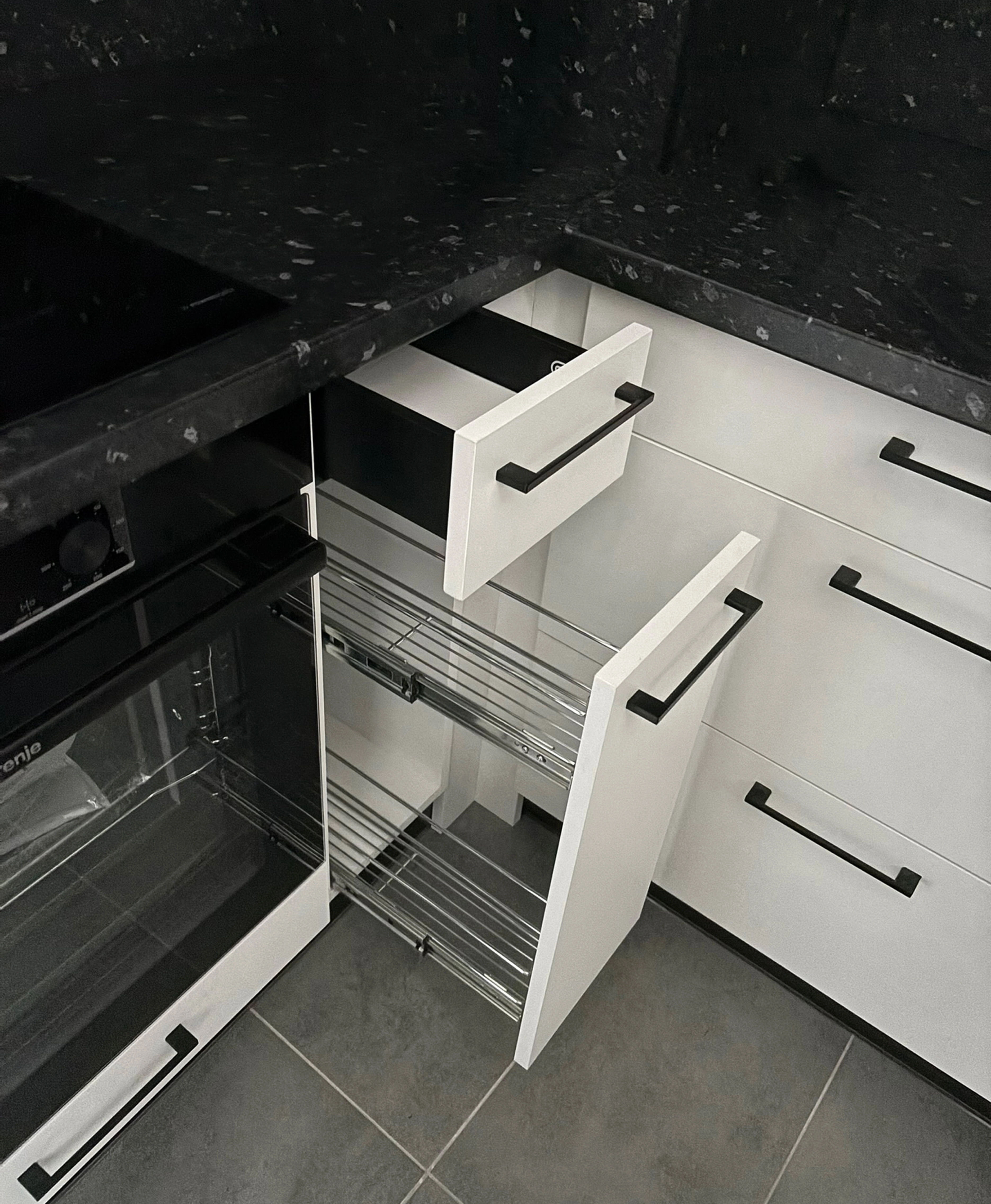 moderní bílá kuchyň