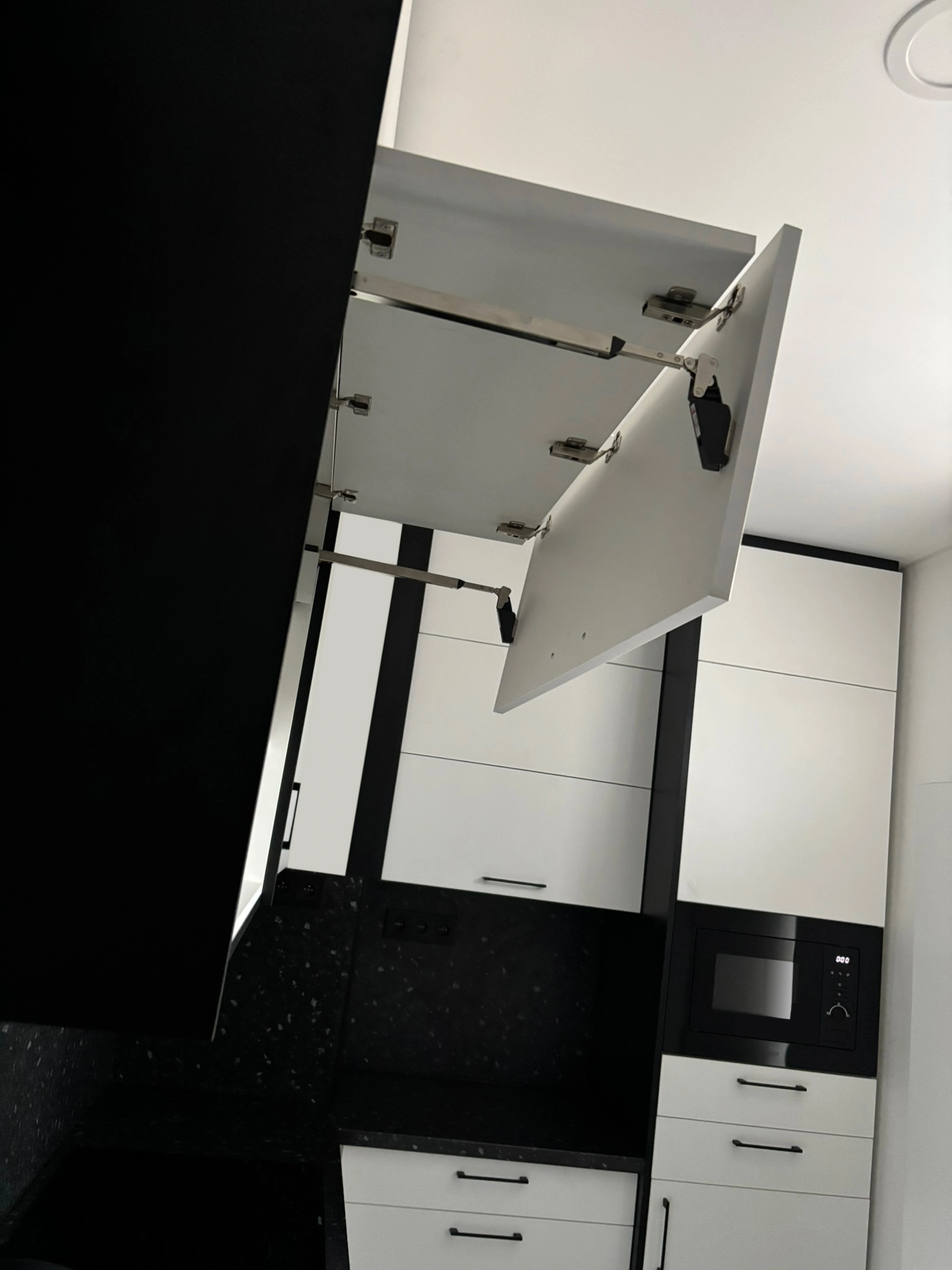 moderní černá kuchyň